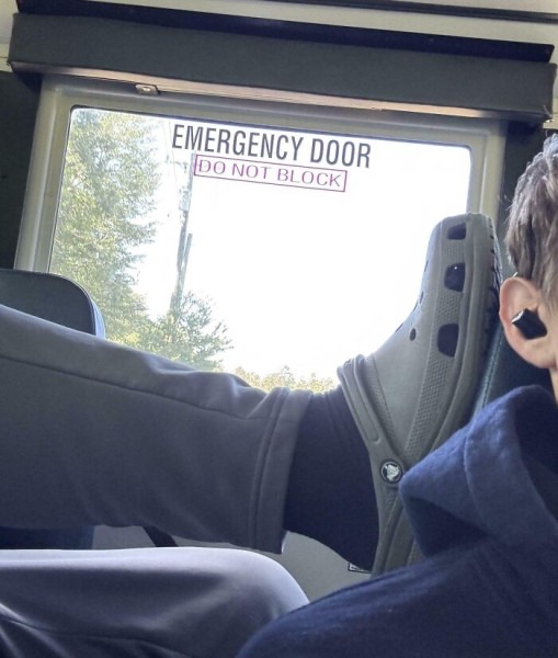 Они просто едут по своим делам — и плевать на всех остальных: 22 кадра из общественного транспорта Они просто едут по своим делам — и плевать на всех остальных: 22 кадра из общественного транспорта