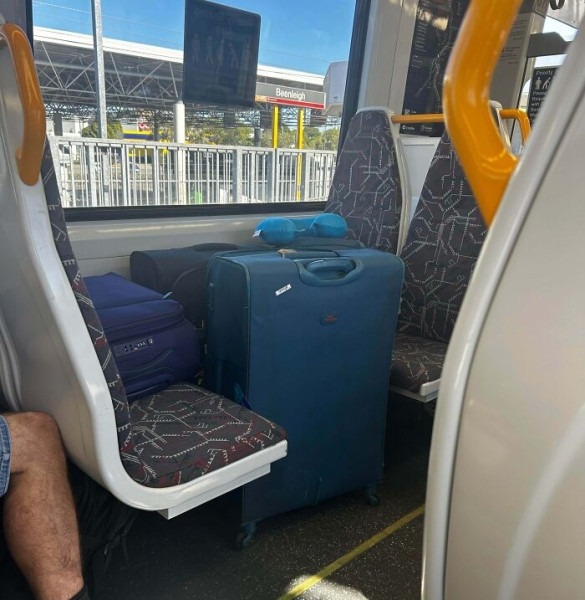 Они просто едут по своим делам — и плевать на всех остальных: 22 кадра из общественного транспорта Они просто едут по своим делам — и плевать на всех остальных: 22 кадра из общественного транспорта