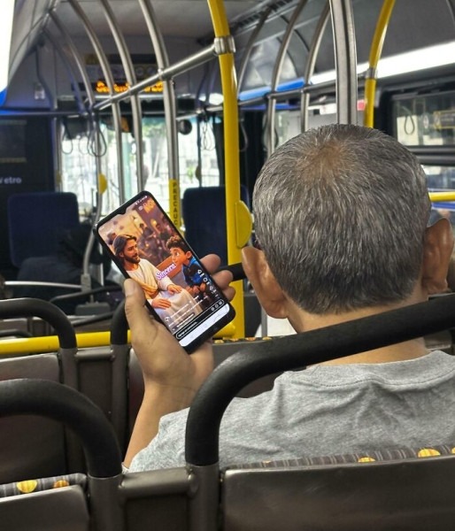 Они просто едут по своим делам — и плевать на всех остальных: 22 кадра из общественного транспорта Они просто едут по своим делам — и плевать на всех остальных: 22 кадра из общественного транспорта