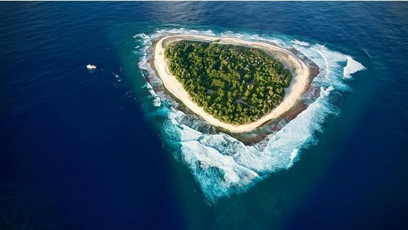 Чёрная дыра в океане: почему остров Восток выглядит как провал на спутниковых снимках Чёрная дыра в океане: почему остров Восток выглядит как провал на спутниковых снимках