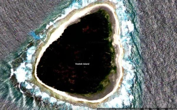 Чёрная дыра в океане: почему остров Восток выглядит как провал на спутниковых снимках Чёрная дыра в океане: почему остров Восток выглядит как провал на спутниковых снимках
